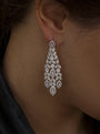 Pendientes de novia florales puestos, vista lateral