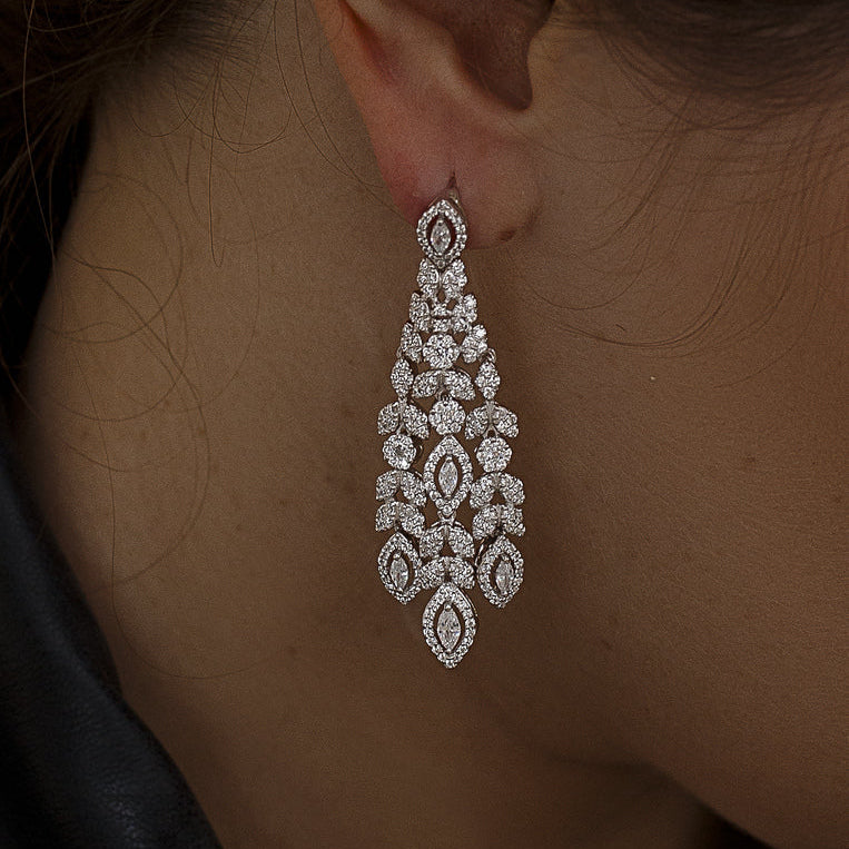 Pendientes de novia florales puestos, vista lateral