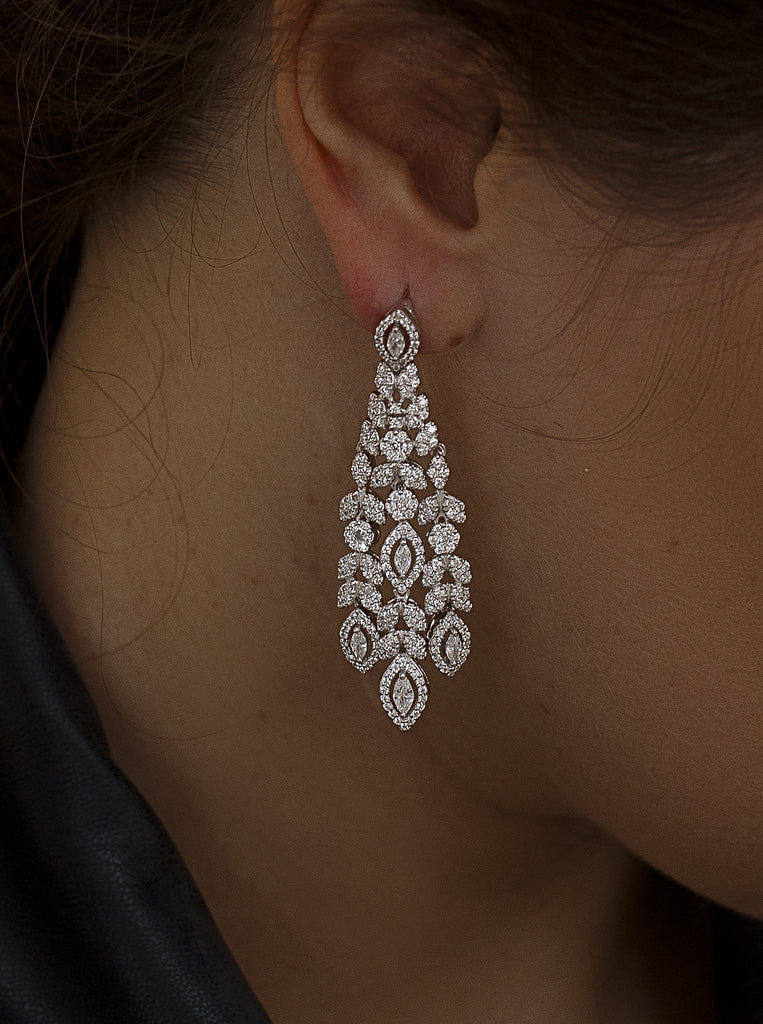 Pendientes de novia florales puestos, vista lateral
