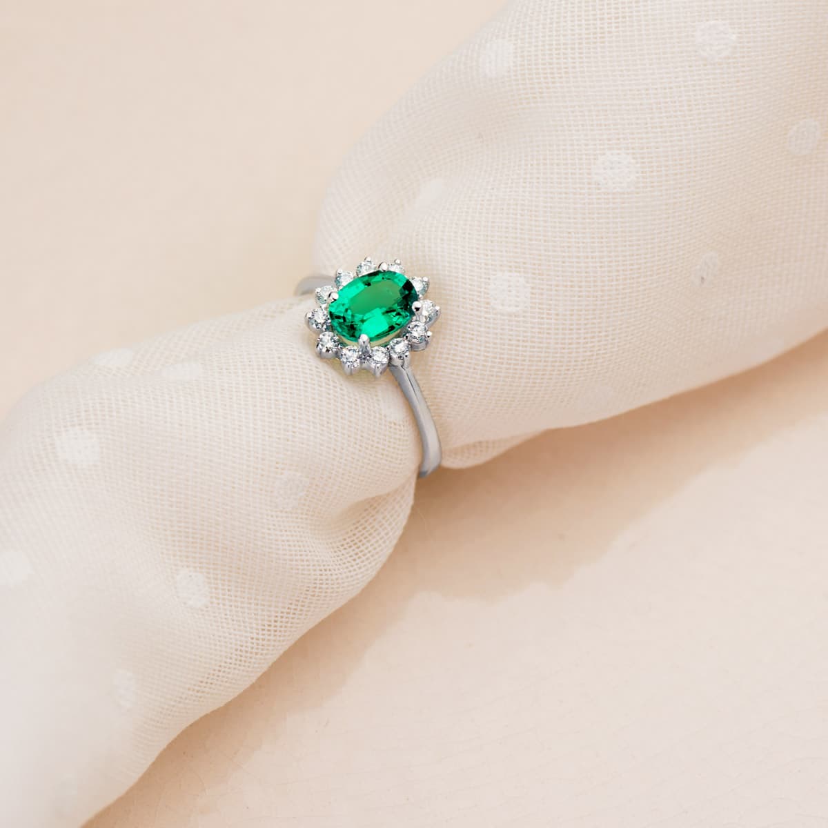 18K White Gold Ring with Emerald 1.10 Carats with Diamonds