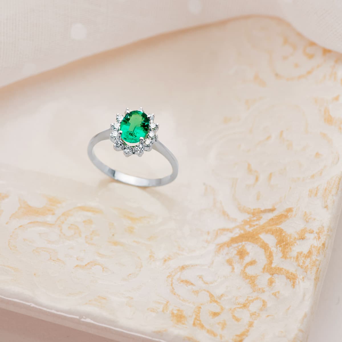 18K White Gold Ring with Emerald 1.10 Carats with Diamonds