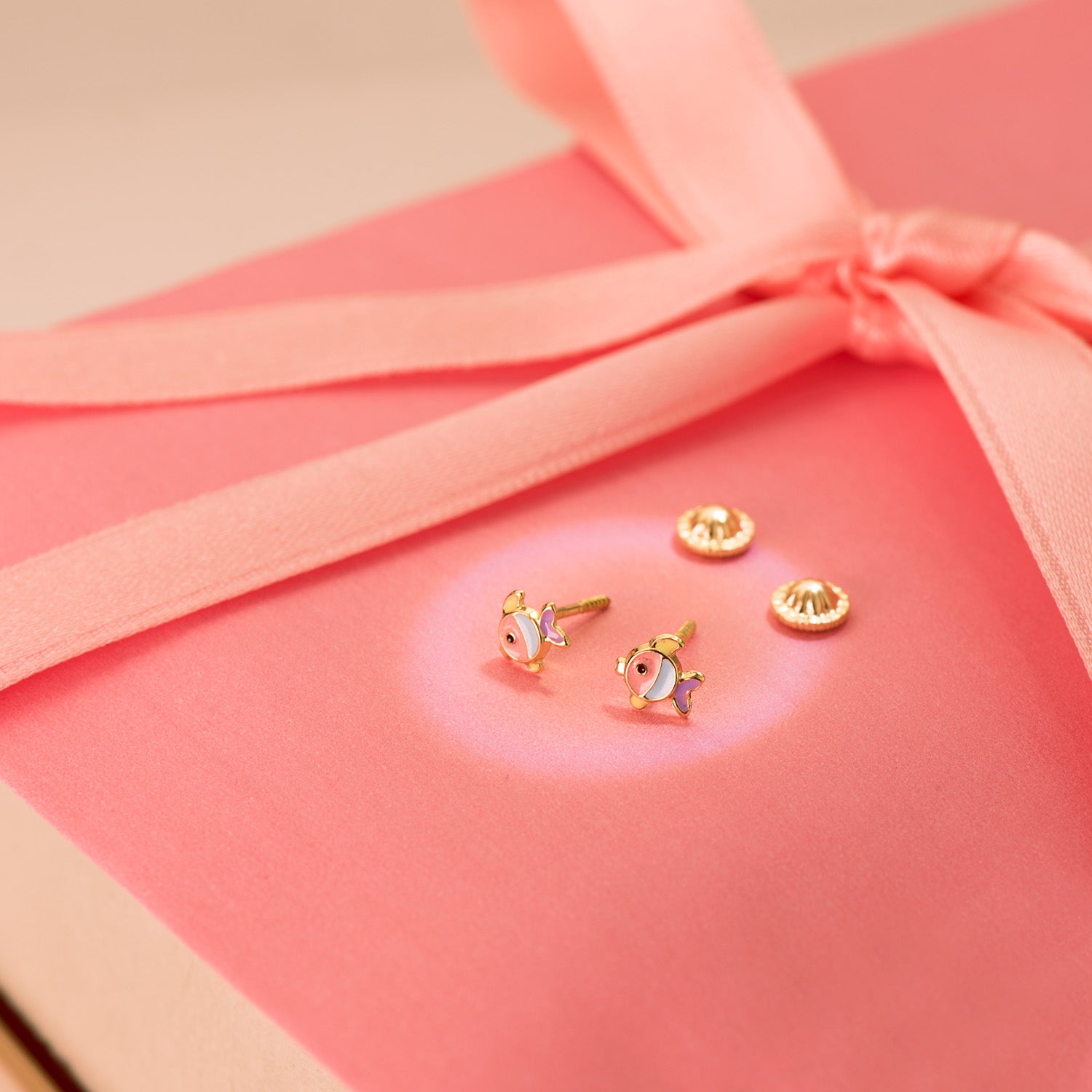 18K Pendientes Oro Amarillo Peces Esmalte Colores 5,5 Alianzas 5 mm Cierre Tuerca