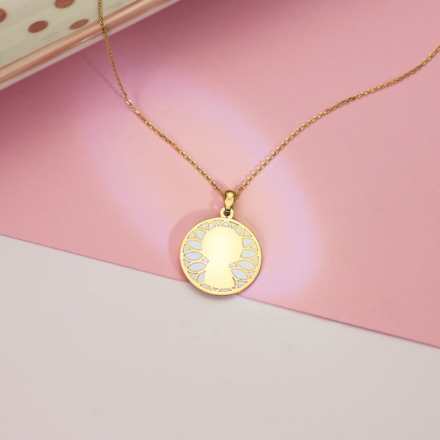 18K Yellow Gold Round Medal with White Mother-of-Pearl and Virgin Girl. 18 mm