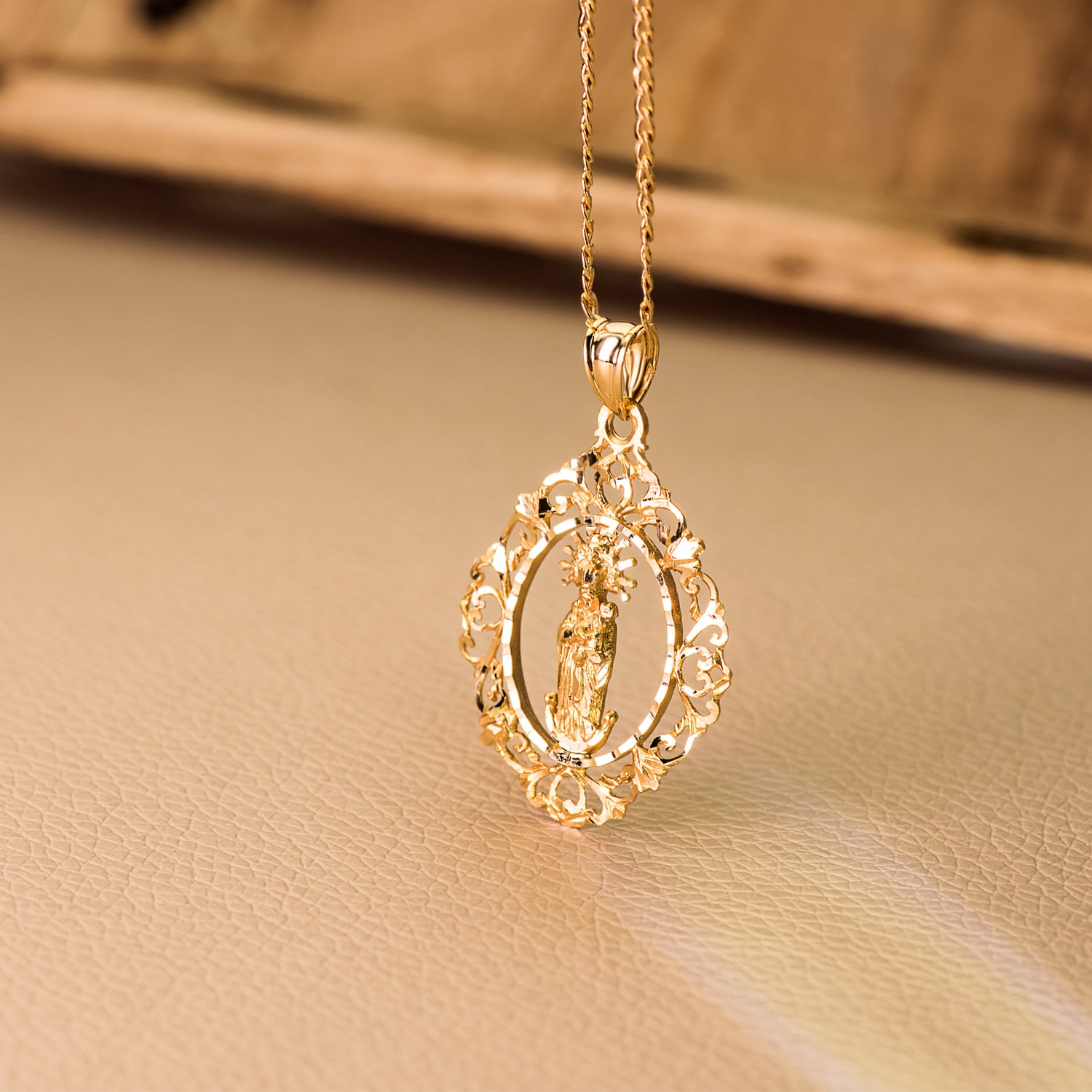 18K Medalla Virgen De La Almudena Cerco 37x27 mm