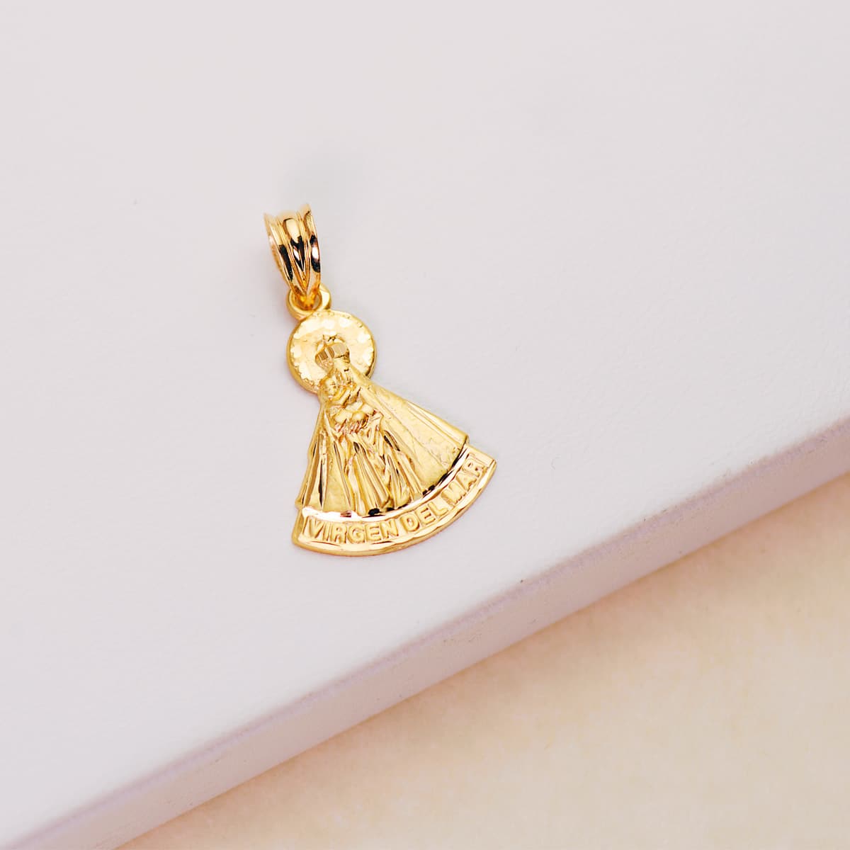 Médaille 18K Or Jaune Vierge De La Mer Silhouette Sculptée 20x17 mm