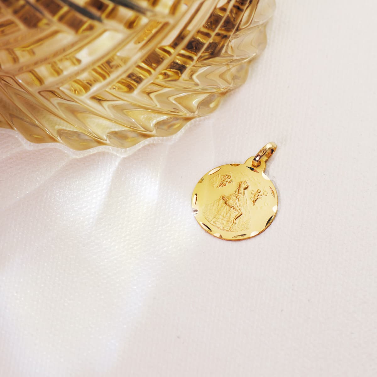 18K Yellow Gold Medal Virgin of Africa Carved 18 mm