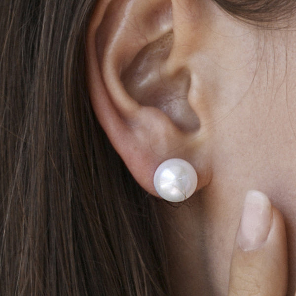 Small and classic flat pearl earrings 11.5 cm