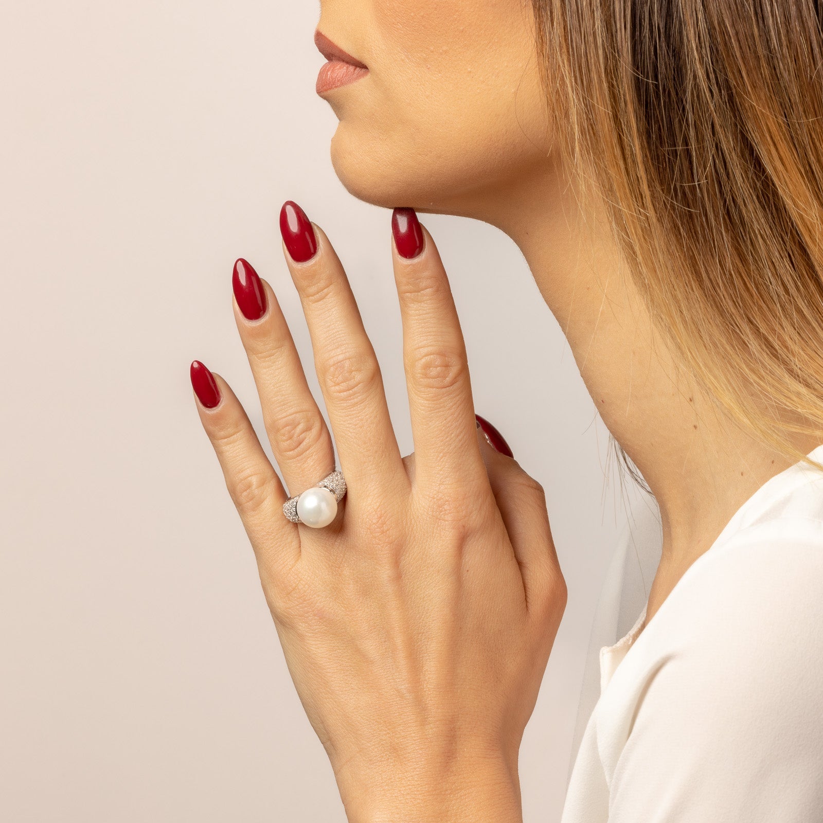 Stem ring with brilliant cut cubic zirconia and shell pearls