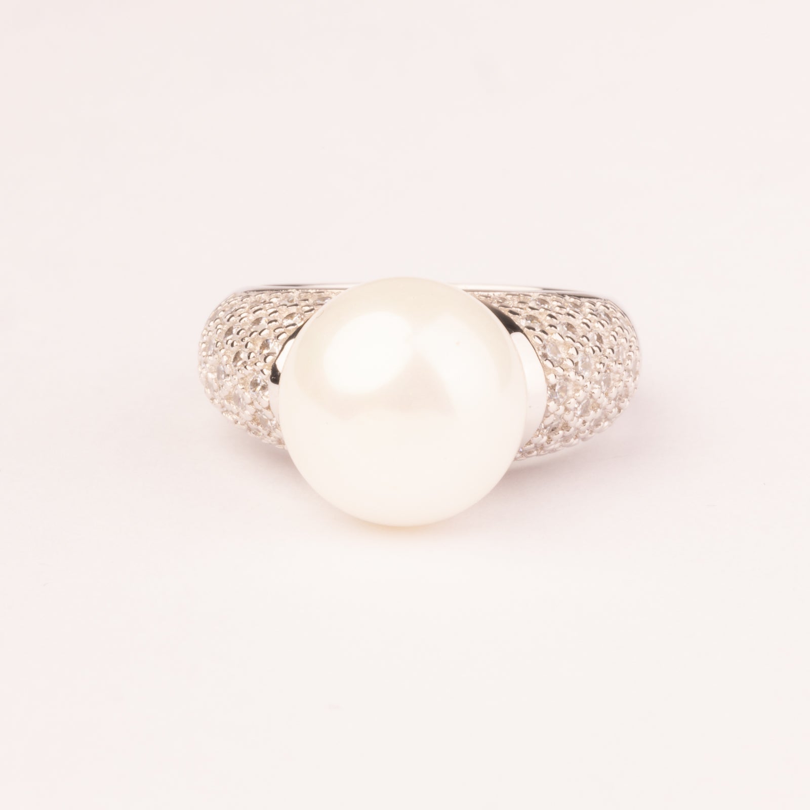 Stem ring with brilliant cut cubic zirconia and shell pearls