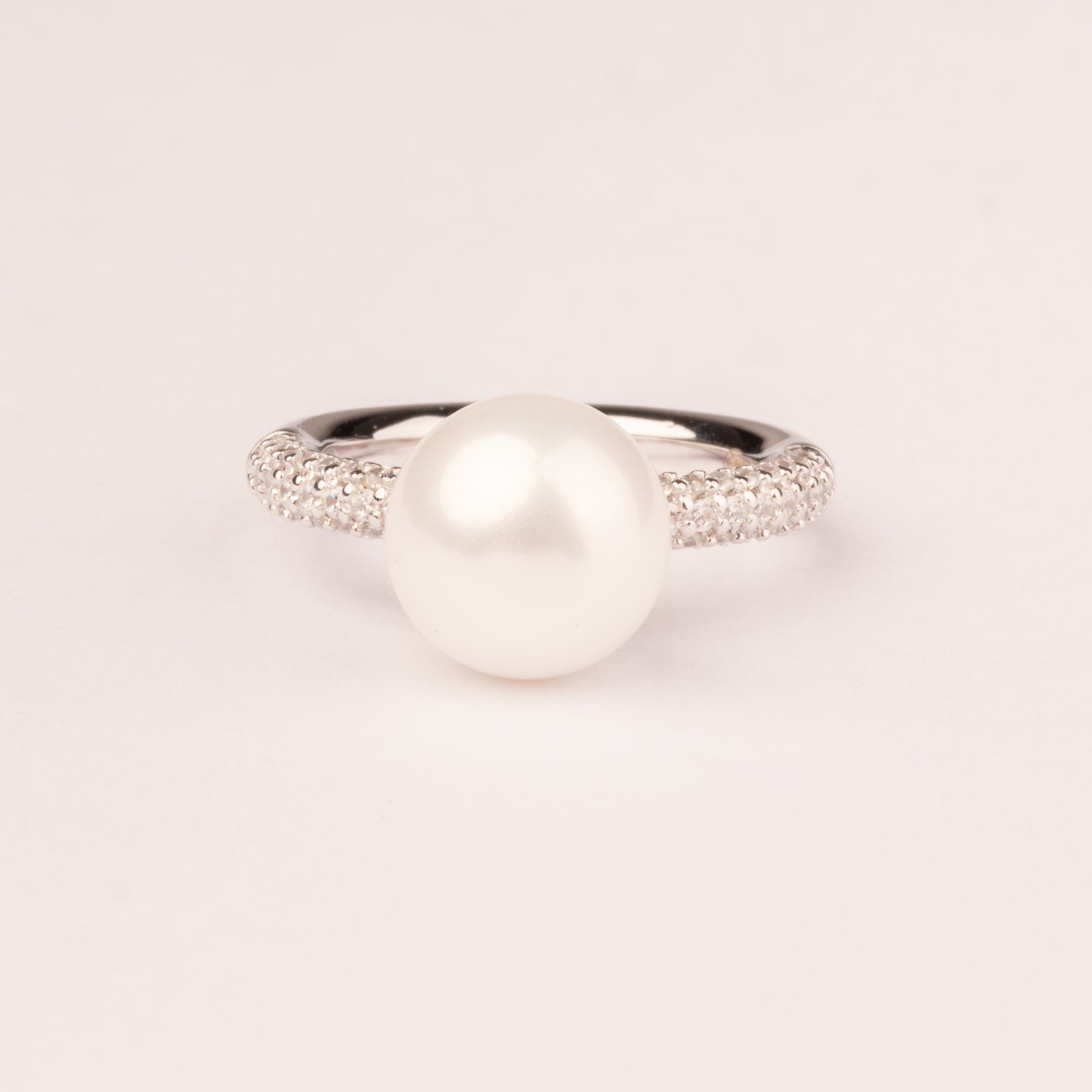 Round cane ring with cubic zirconia and shell pearl