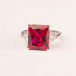 Bague avec zircons rubis taille émeraude
