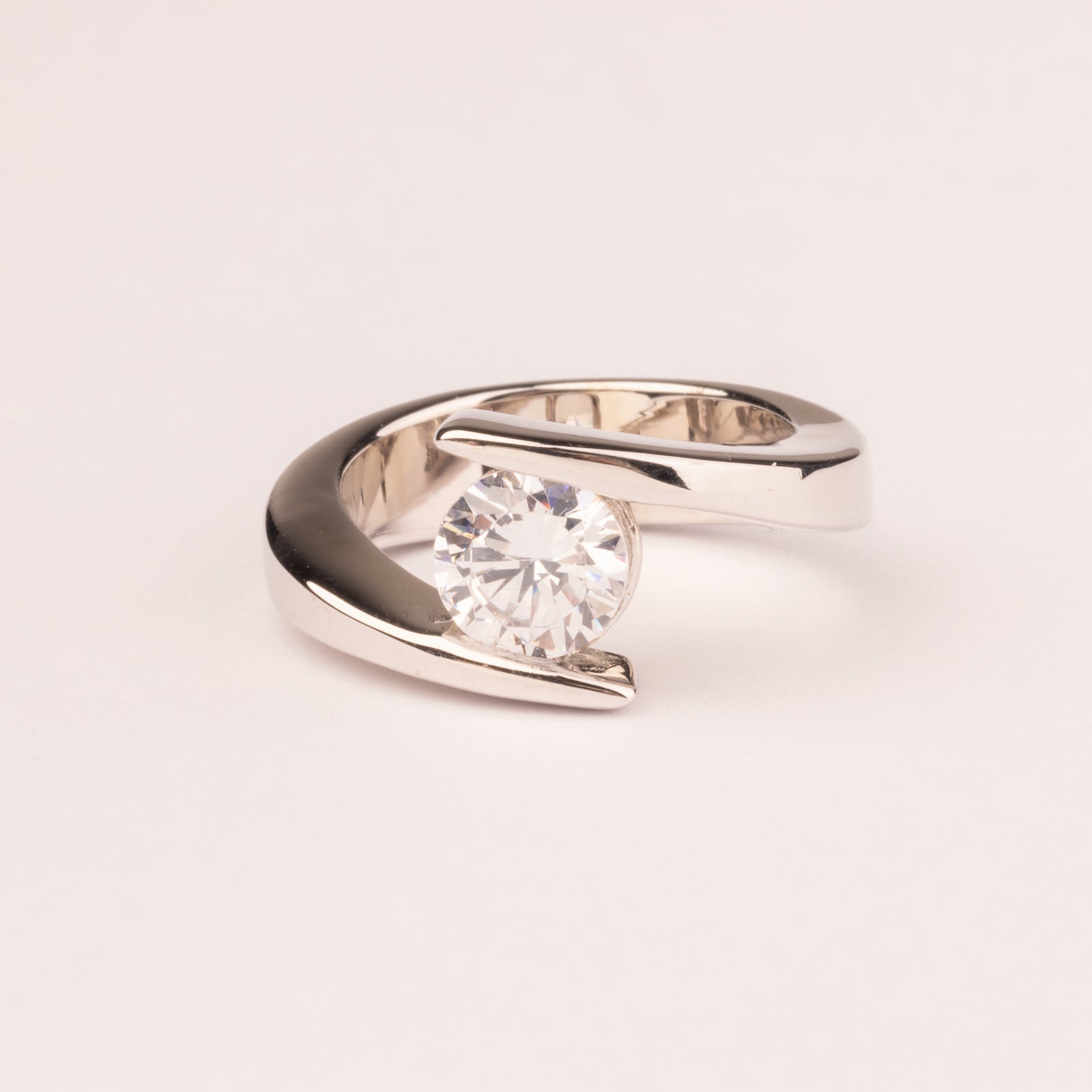 Solitaire ring with crossed setting 7 mm cubic zirconia