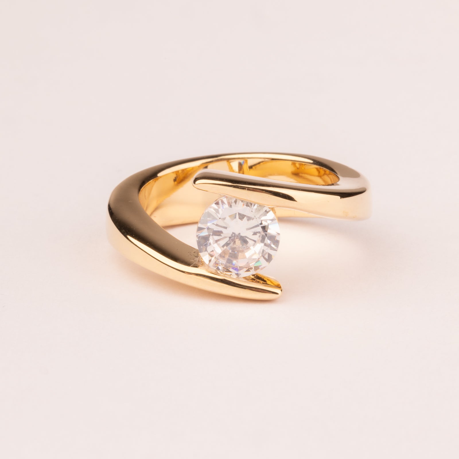 Solitaire ring with crossed setting, 7 mm cubic zirconia, 18k gold plated