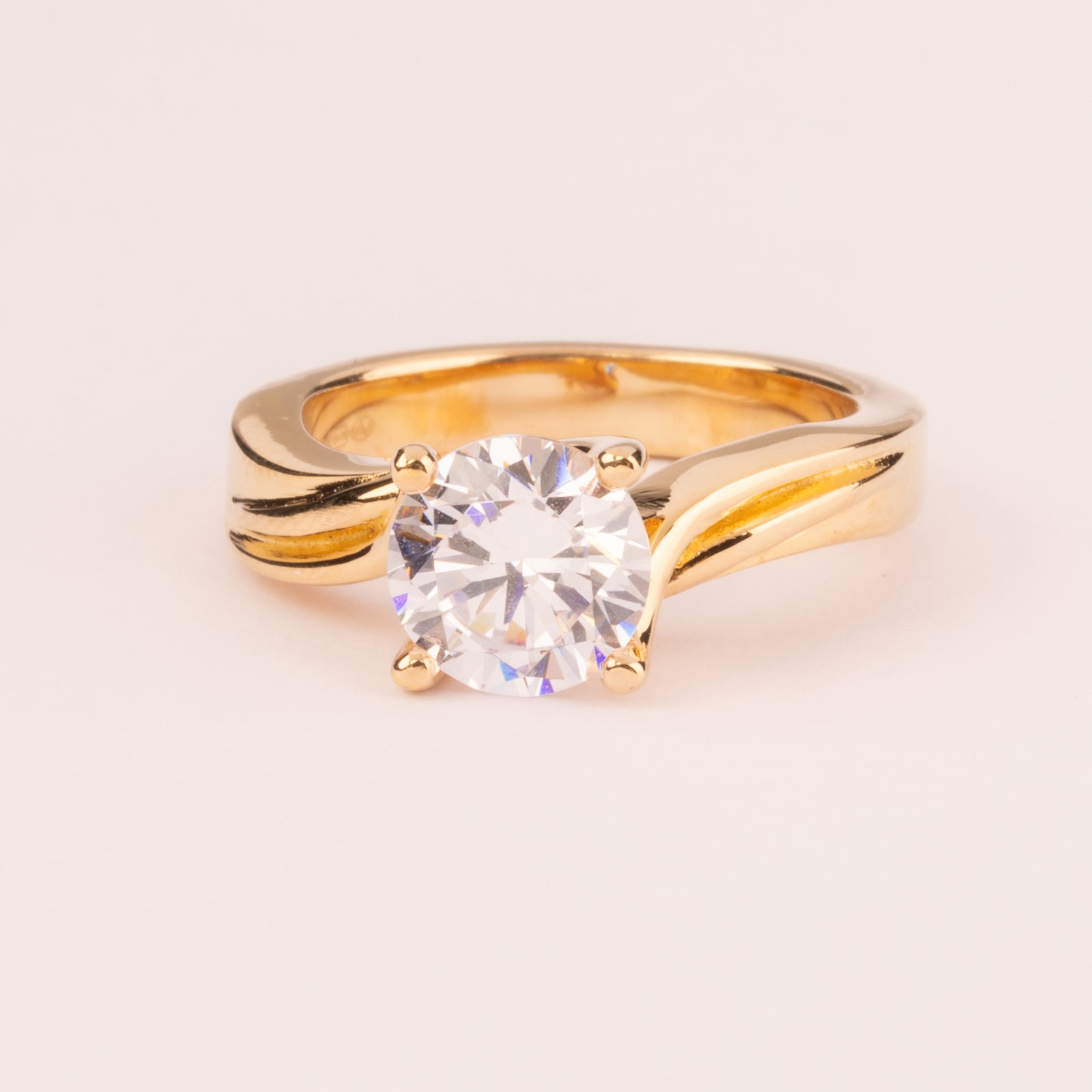 Solitaire with 8 mm mechanized setting plated in 18k gold