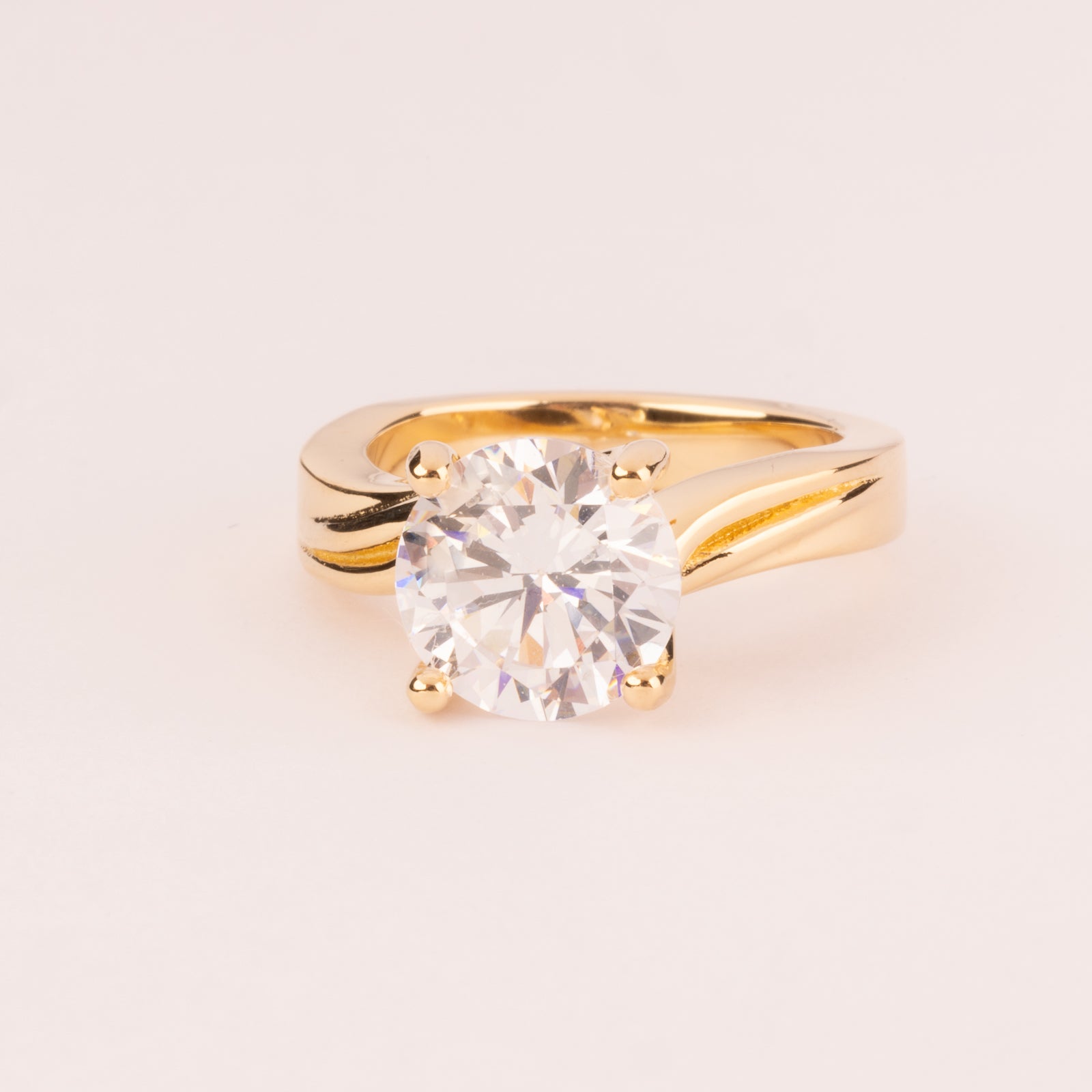 Solitaire with 10 mm mechanized setting plated in 18k gold
