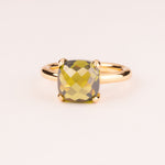 Anillo colorido con circonitas talla cojín verde oliva