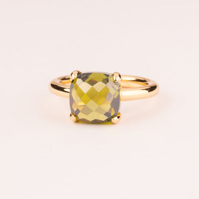 Anillo colorido con circonitas talla cojín verde oliva