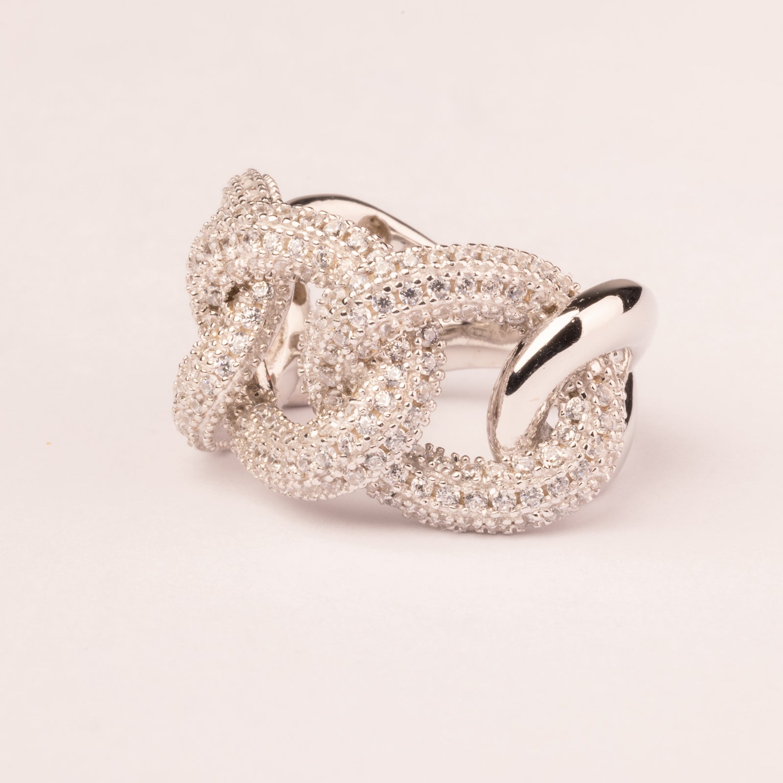 Gourmet mesh ring with rigid pavé