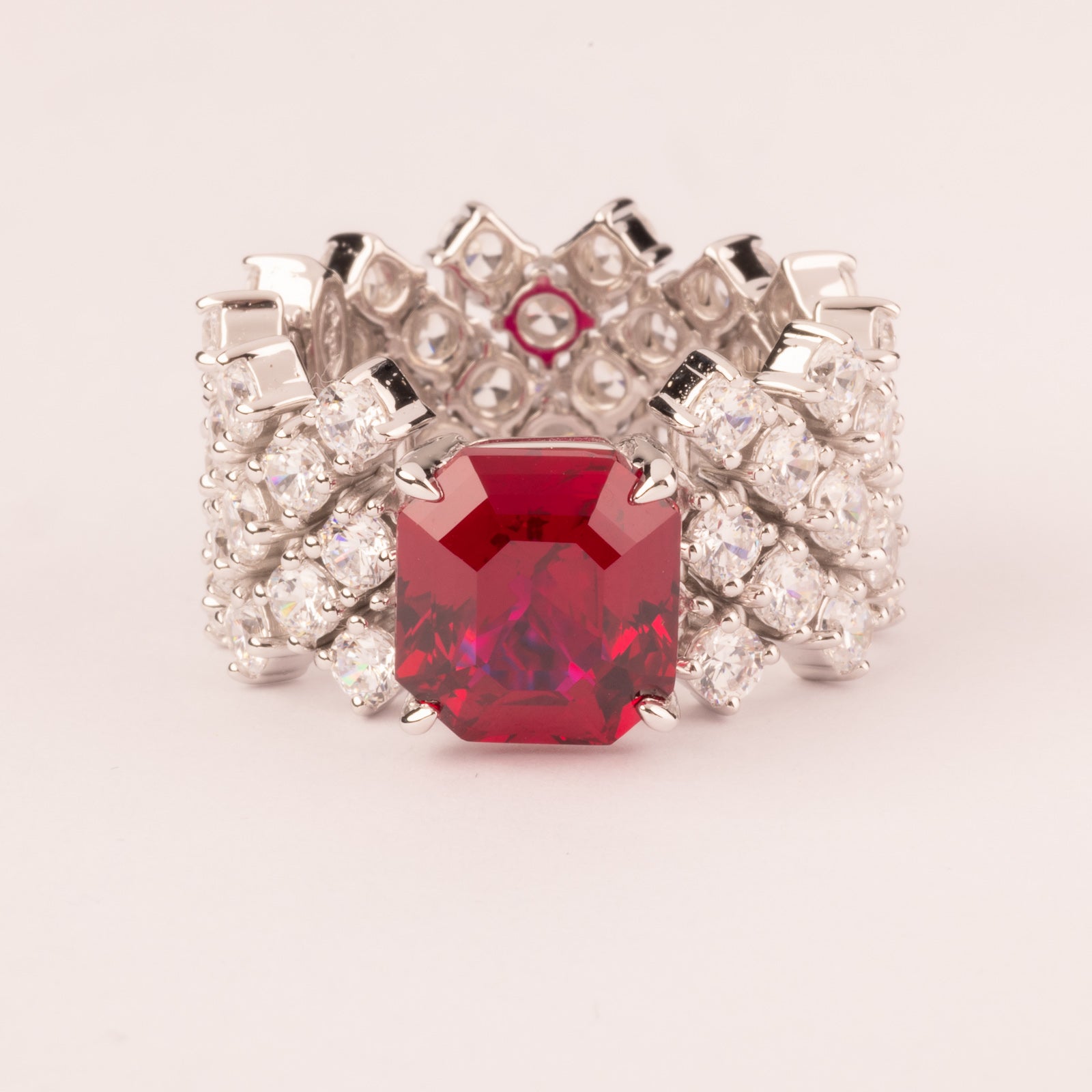 High and soft mesh with central ruby cubic zirconia with emerald cut