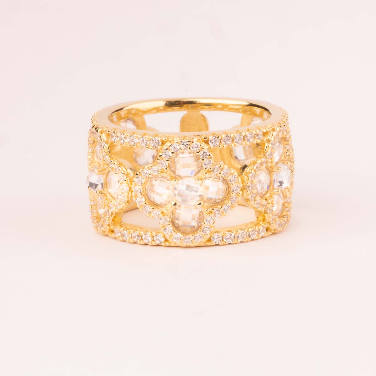 White flower band ring plated in 18k gold