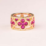 Anillo de banda de flores de color rubí bañado en oro 18k