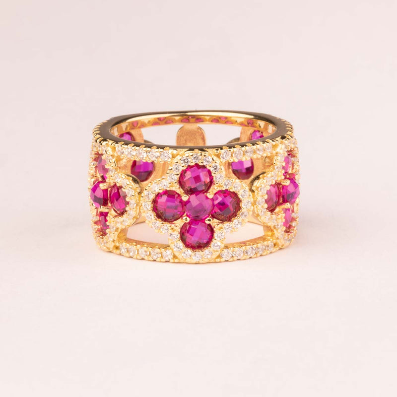 Anillo de banda de flores de color rubí bañado en oro 18k