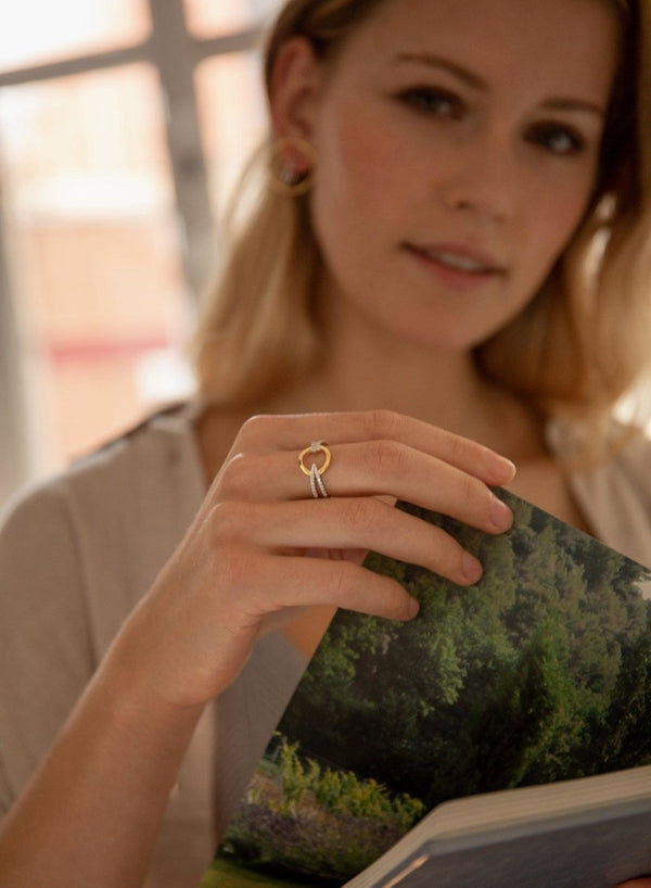 Bicolor ring circular design with side zirconias