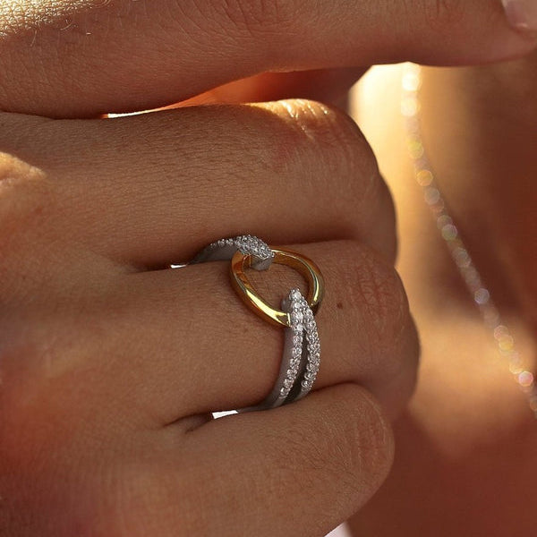 Bicolor ring circular design with side zirconias