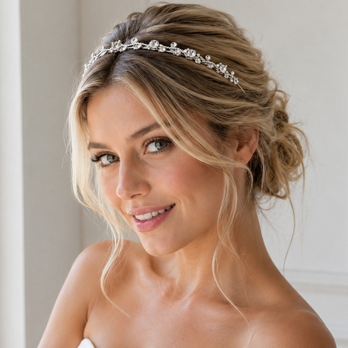Diadema de novia con circonitas peinada en recogido