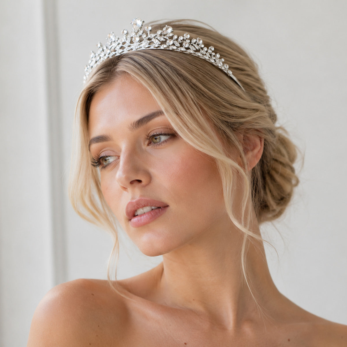 Tiara de novia alta con circonitas vista de detalle