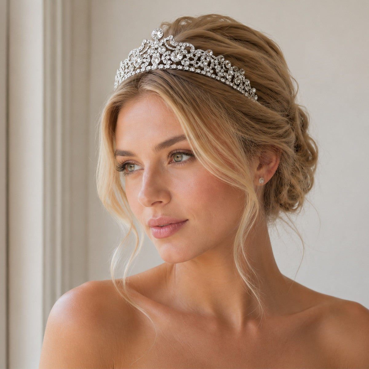 Tiara de novia con circonitas vista de detalle
