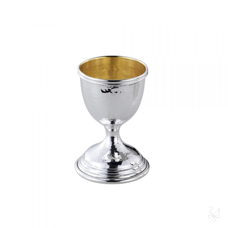 Huevera martelé con pie e interior dorado de plata de ley 925