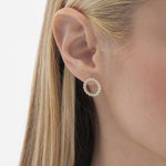 Pendientes cortos círculo color blanco bañados en oro