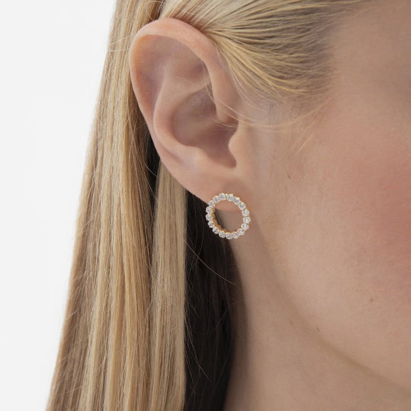 Pendientes cortos círculo color blanco bañados en oro