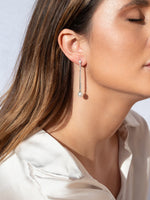Boucles d'oreilles longues en perles d'argent au design élégant avec zircons
