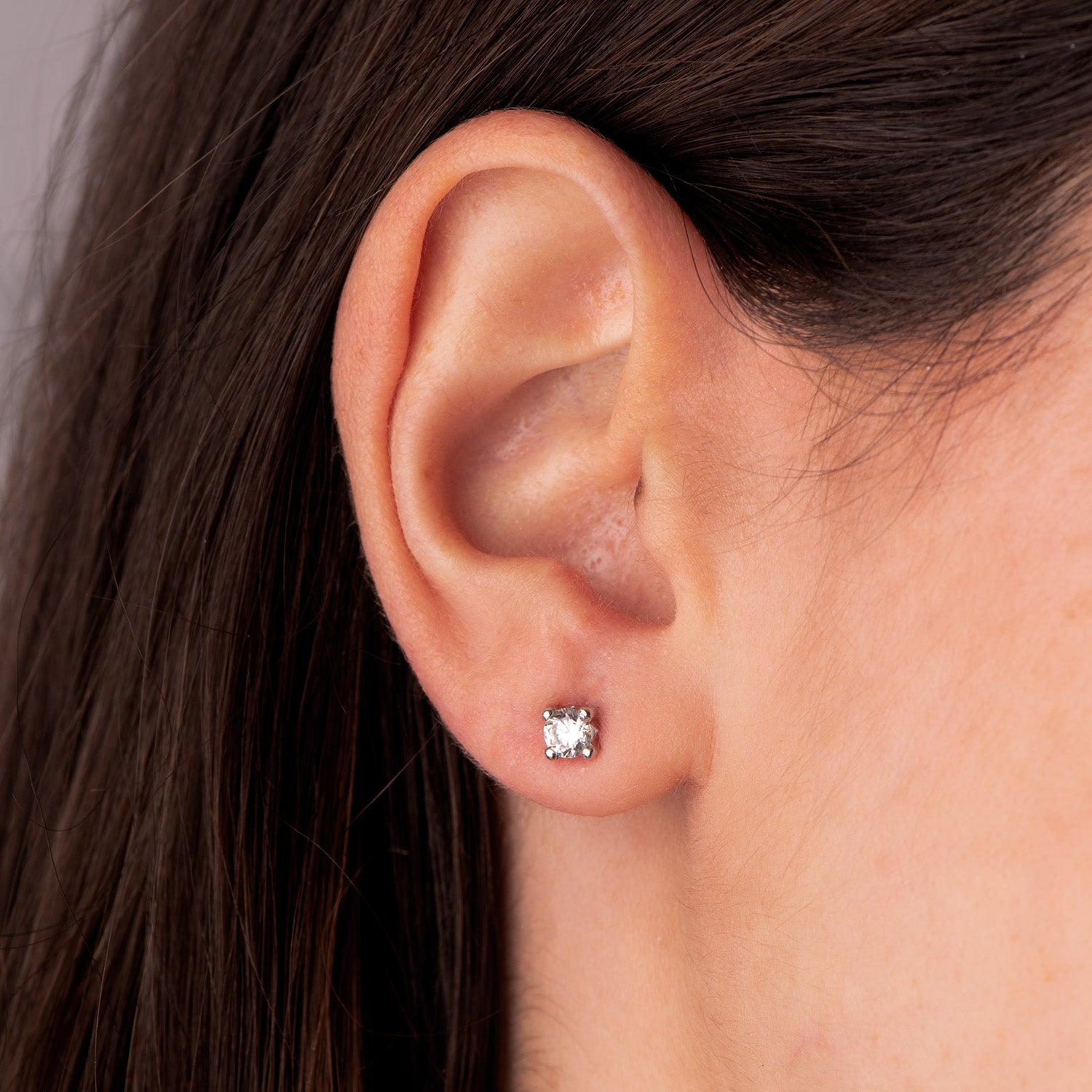 18K Pendientes Oro Blanco Circonita 4mm Con 4 Garras. Ancho: 4,5 mm. Cierre Tuerca