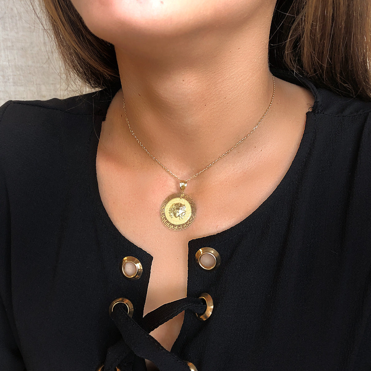 Medaglia 18K Oro Giallo Medusa Con Bordo Intagliato E Greca Satinata 20 mm