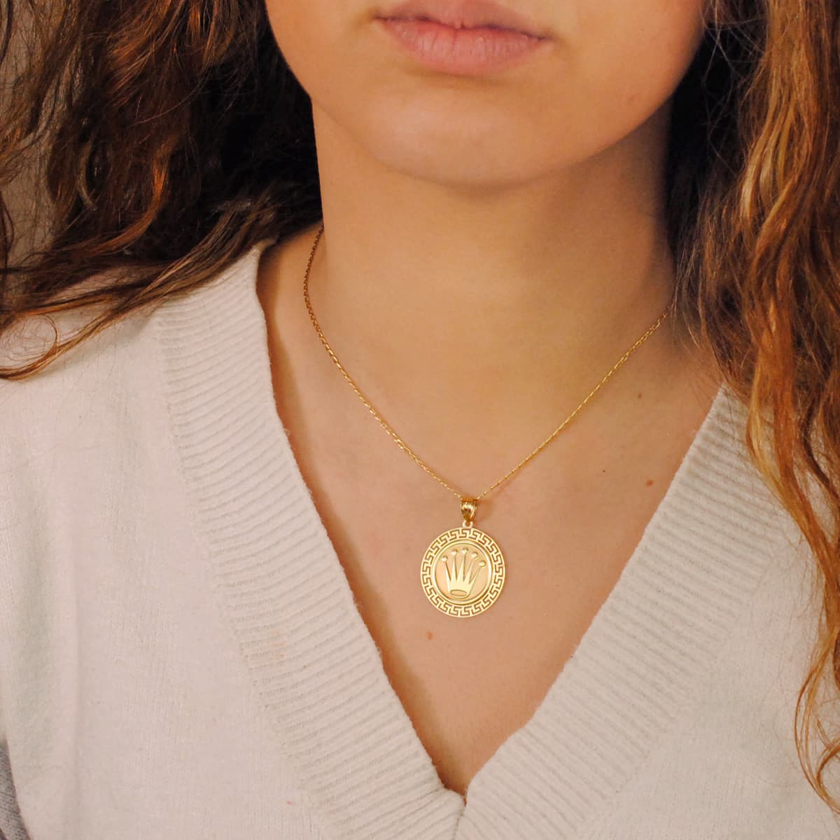 Médaille 18K Or Jaune Couronne Avec Bordure De Greca Ajourée. 27 mm