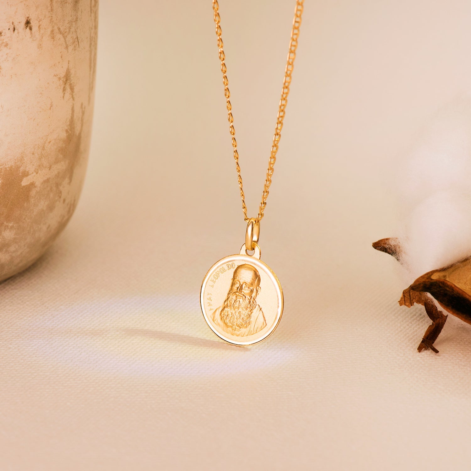 18K Yellow Gold Medal Fray Leopoldo Bezel 18 mm