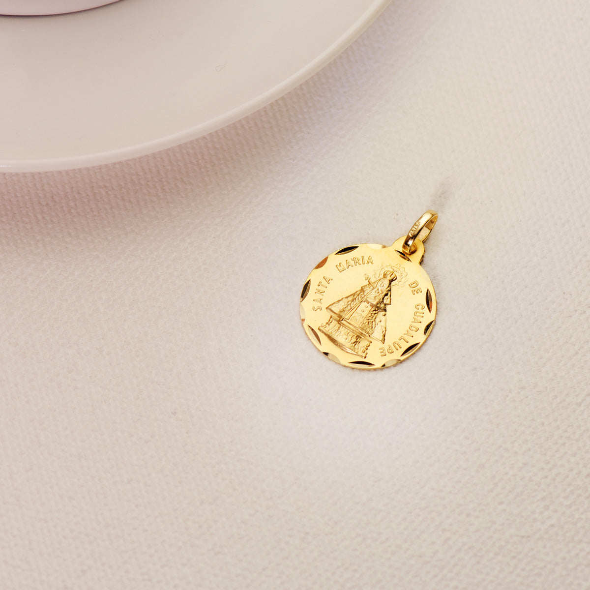 Médaille Vierge Sainte Marie De Guadalupe Sculptée 18K 18 mm