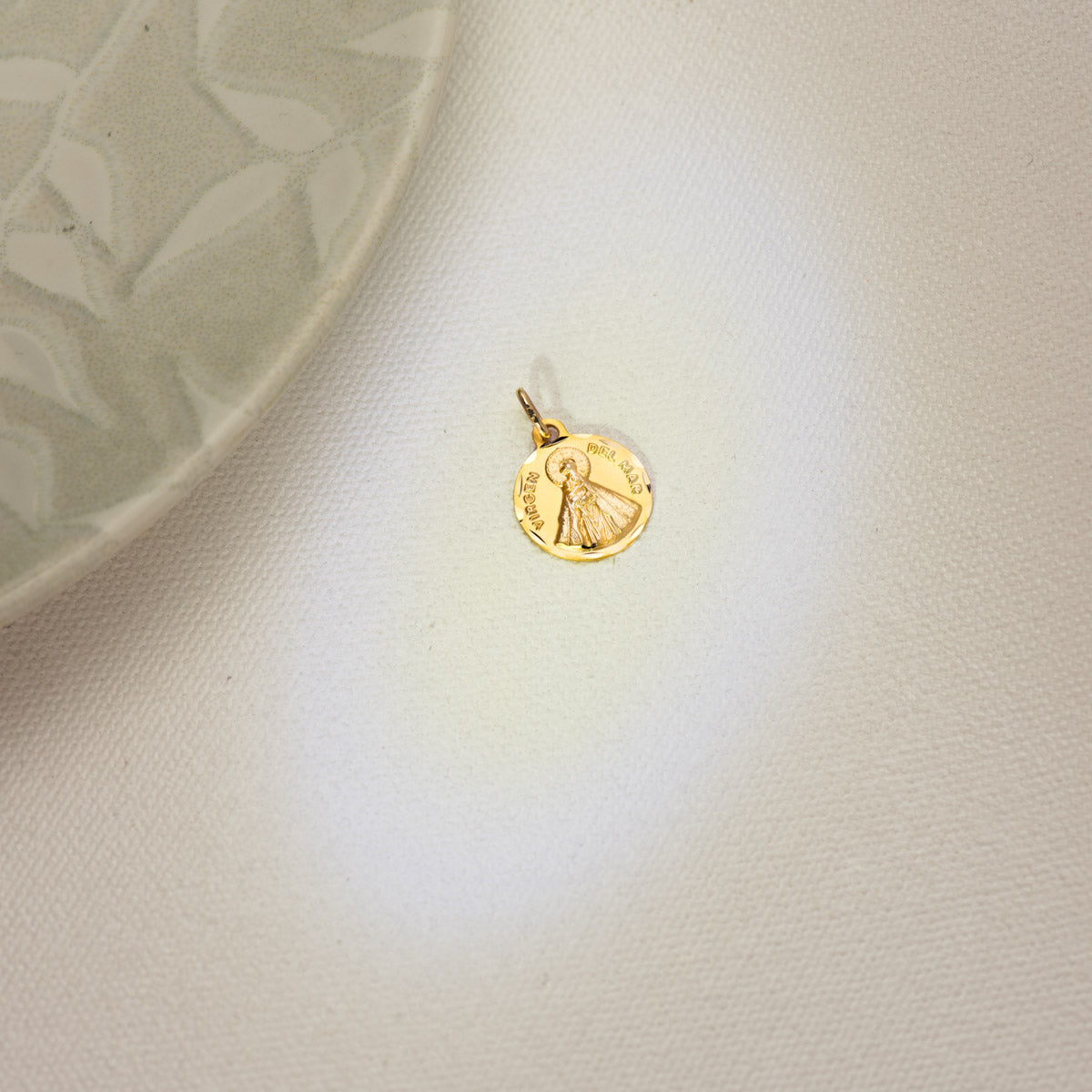 18K Medal Our Lady Virgin of the Sea 14 mm Carved