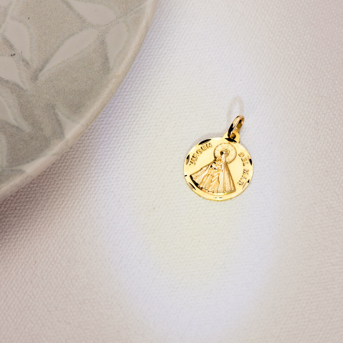 18K Yellow Gold Medal Virgin of the Sea Carved 18 mm