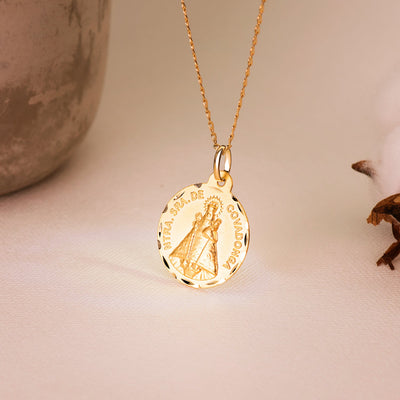 18K Medalla De La Virgen De Covadonga 22 mm Tallada