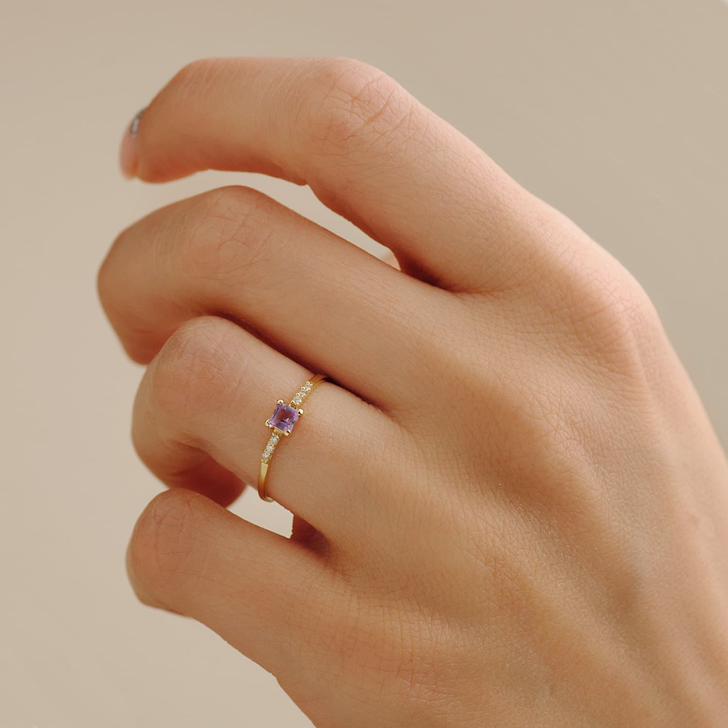 18K Yellow Gold Ring 6 Diamonds 0.030Qts. G-Vs2. Stone 3x3mm body 1 mm