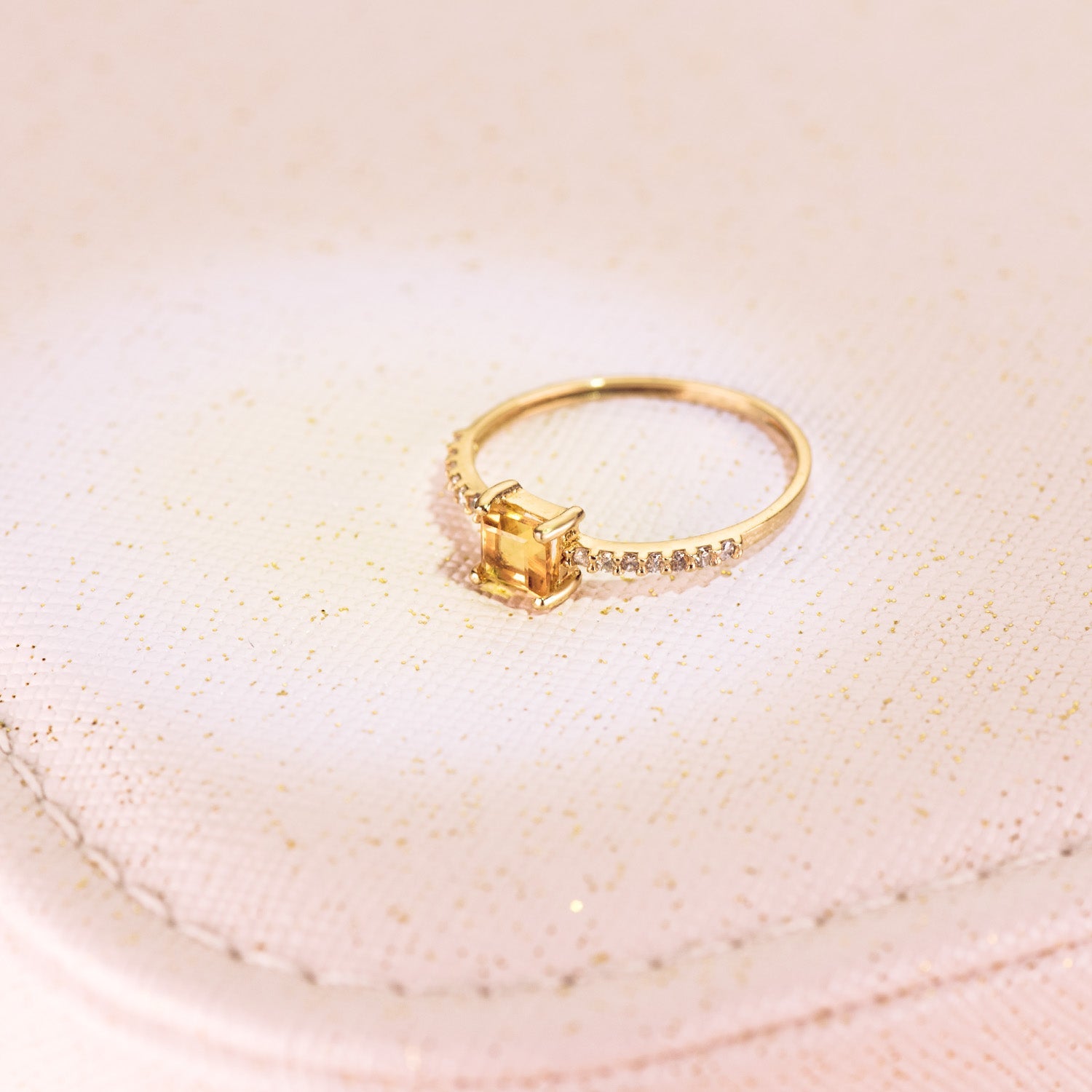 18K Yellow Gold Ring 14 Diamonds 0.070Qts. G-Vs2. Citrine 4x4mm Body 1 mm