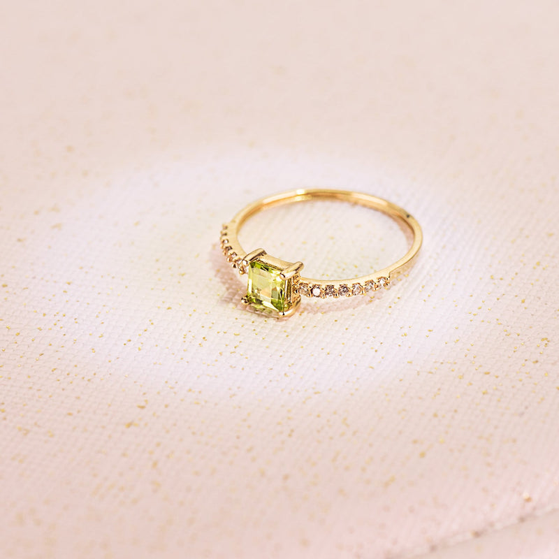 Bague en or jaune 14 diamants 0,070 Qts. G-Vs2. Olivine 4x4 mm Corps 1 mm