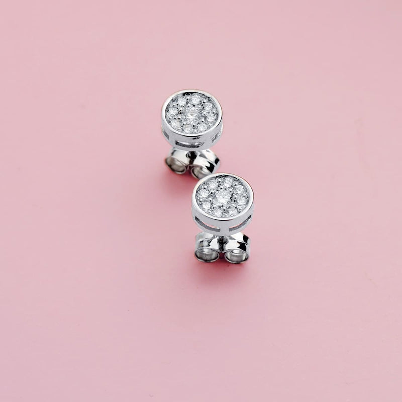 18K Pendientes Oro Blanco Chaton Con 18 Diamantes 7x7 mm 0.360 Qts Presion