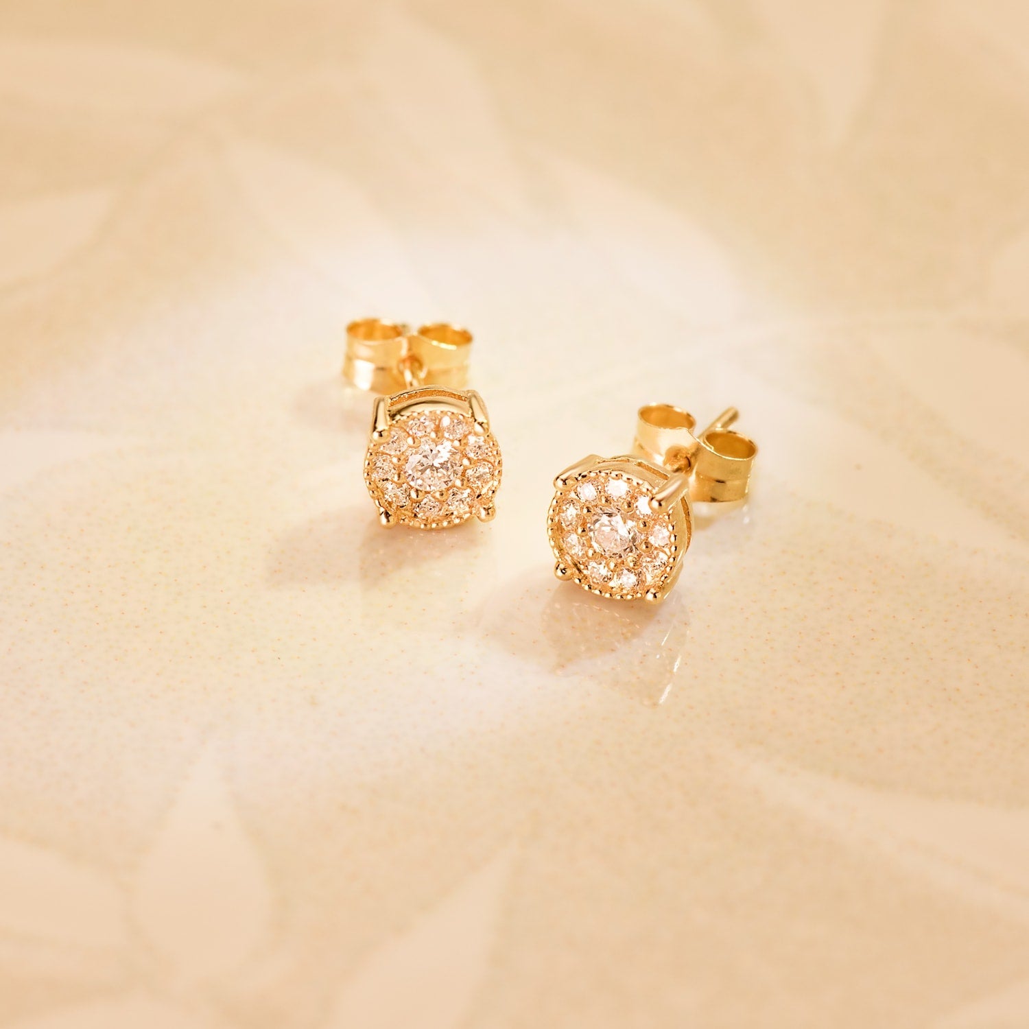 18K Yellow Gold Earrings Chaton 20 Diamonds 0.365 Carats Vs2-G. 6.5x6.5 mm. Pressure
