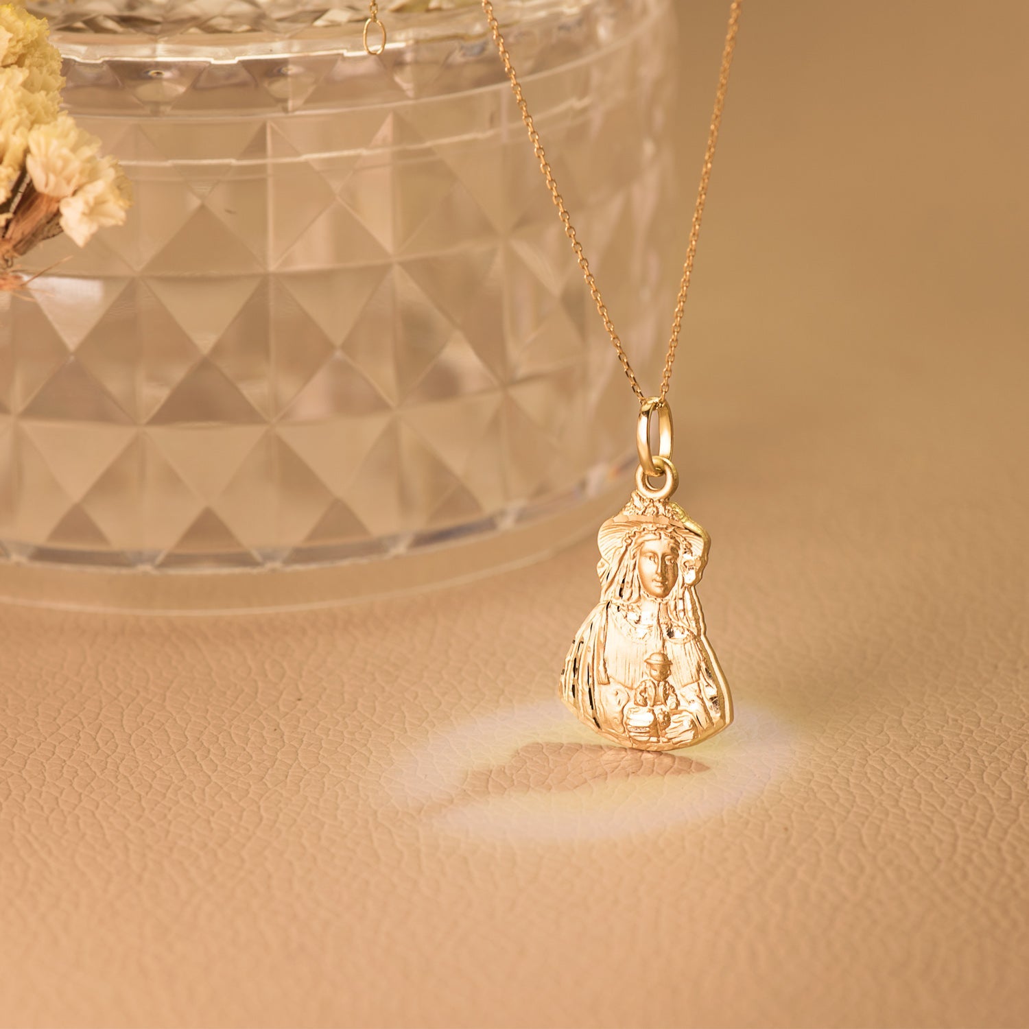 18K Medalla Oro Amarillo Virgen Del Rocio Pastora Tallada 28x18 mm