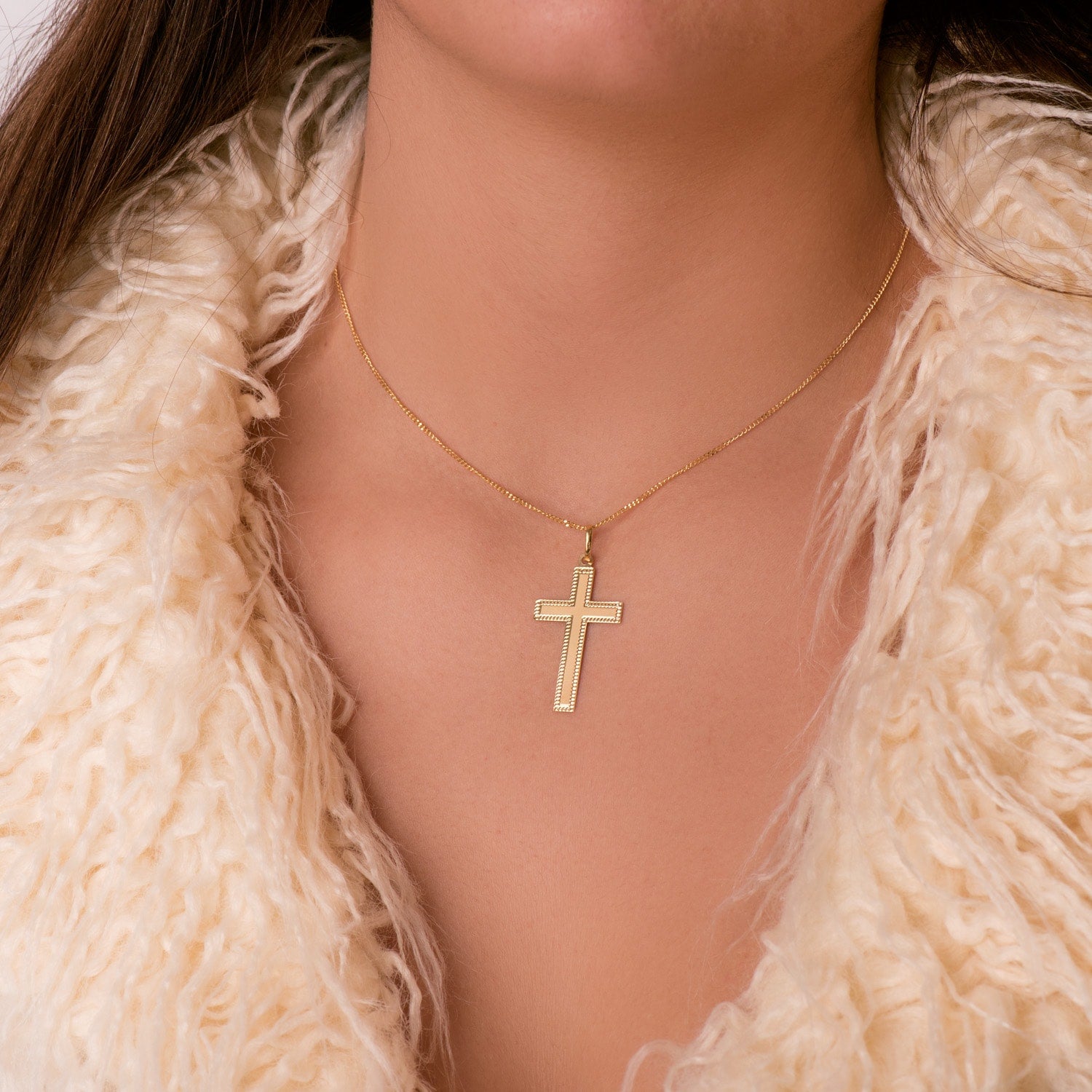 Cruz sin Cristo Bordes Tallados Oro Amarillo 18k – 35x20 mm